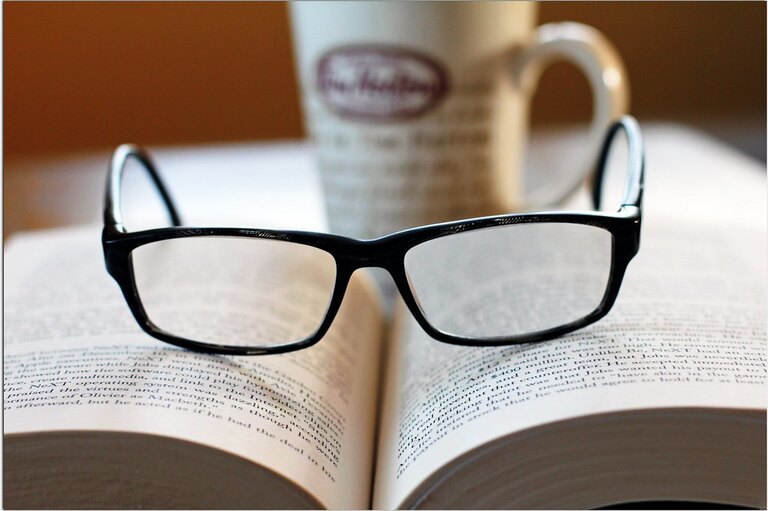Lecture, café et carnet de notes