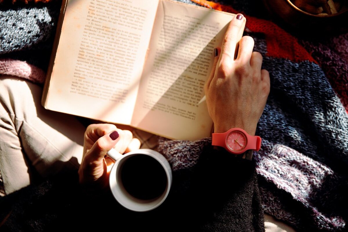 Une personne plongée dans un livre